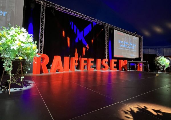 2023 mitgliederanlass frick raiffeisen logo buehne
