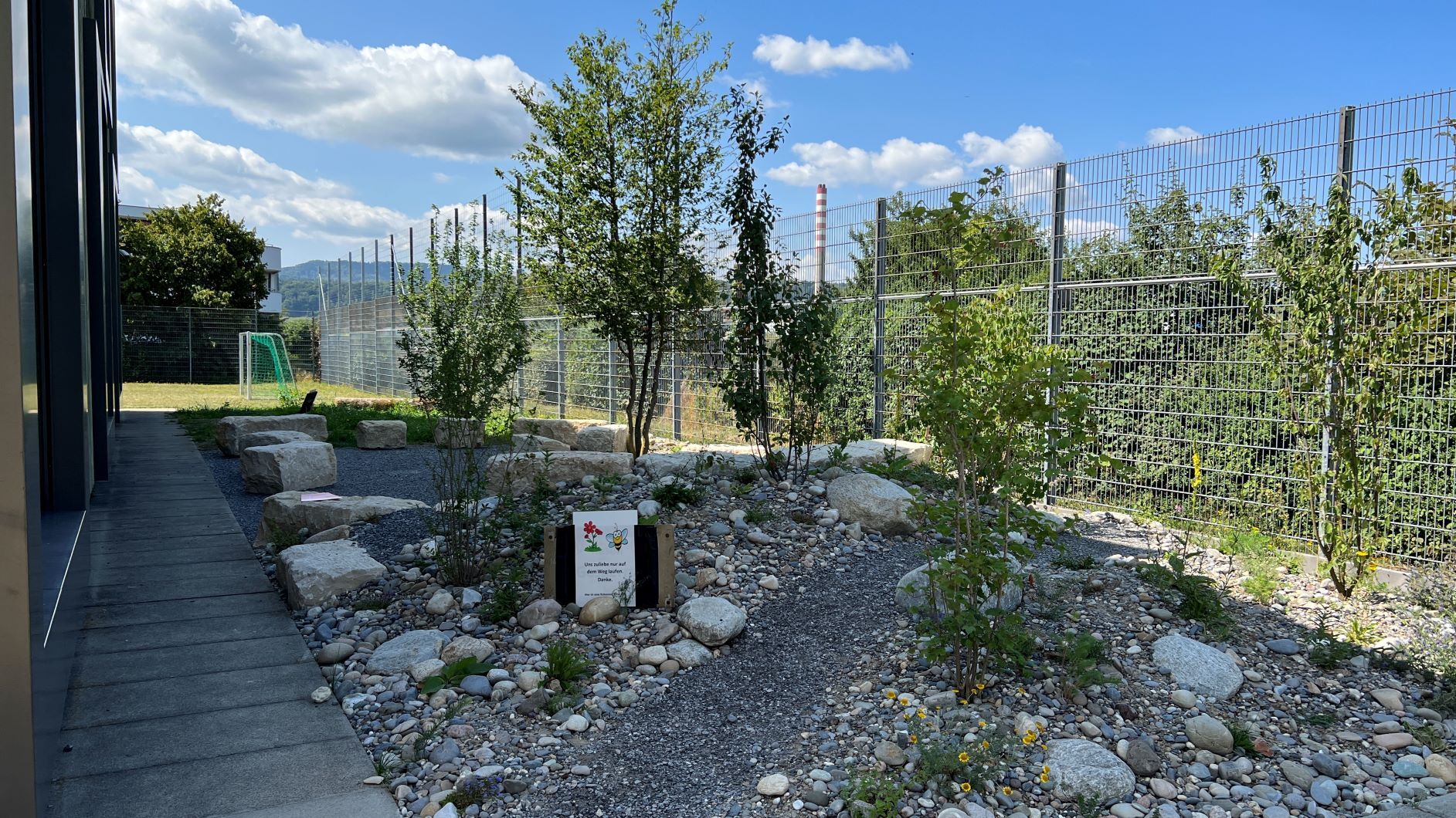 Naturnaher Pausenplatz bei der Schule in Sisseln