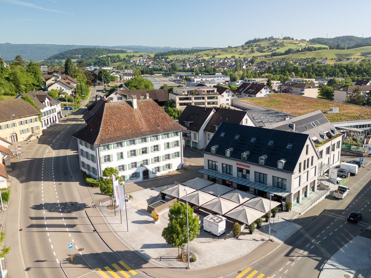 Drohnenaufnahme zeigt den Hauptsitz der Raiffeisenbank Regio Frick-Mettauertal in Frick