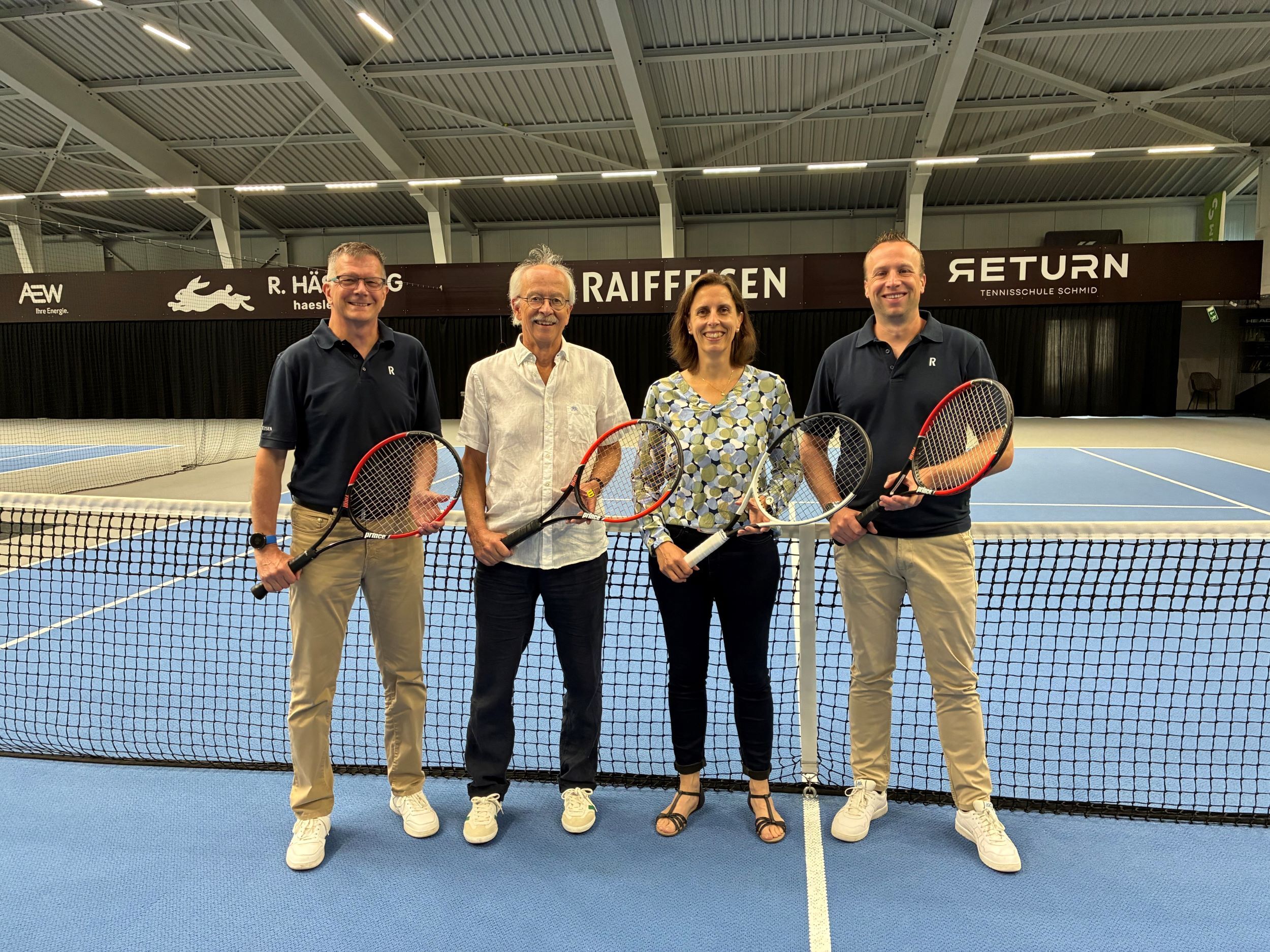 Die Raiffeisenbank und der Tennisclub Frick nach der Vertragsunterzeichnung auf dem Tennisplatz