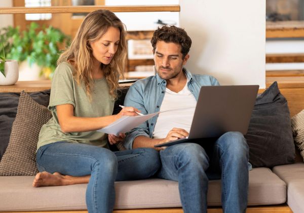 Paar sofa laptop blatt