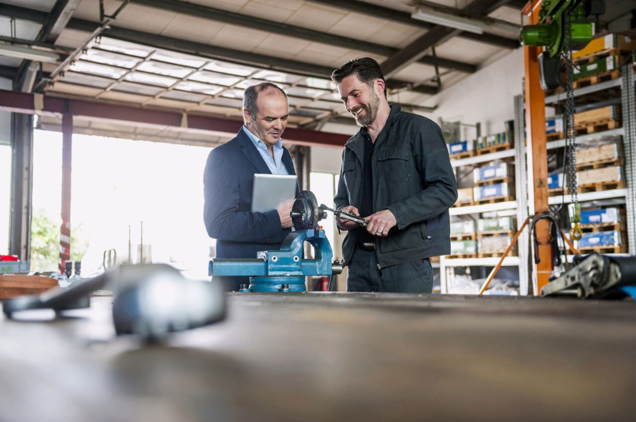 Inhaber schult Nachfolger im Handwerksbetrieb