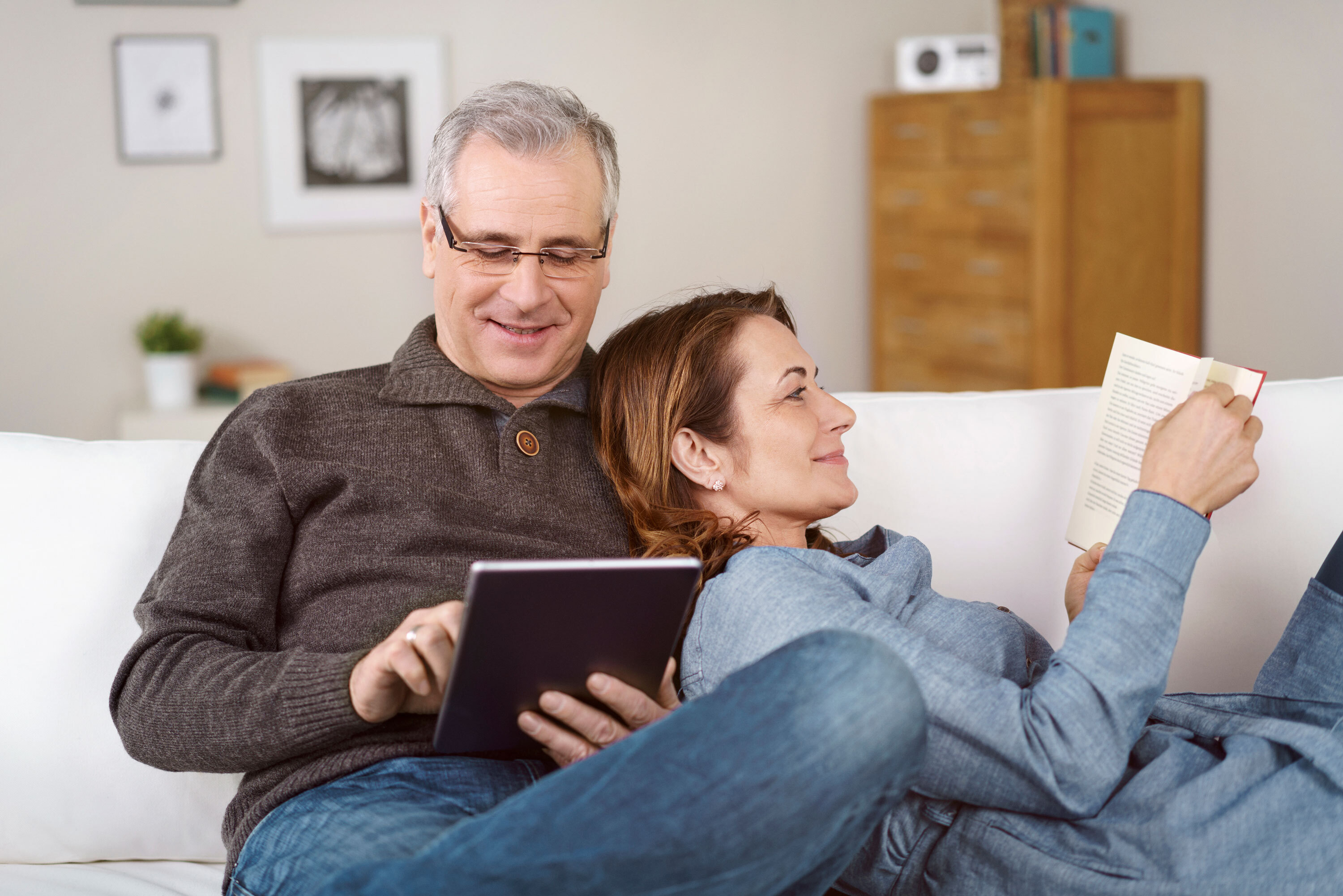 Paar auf Sofa am Lesen