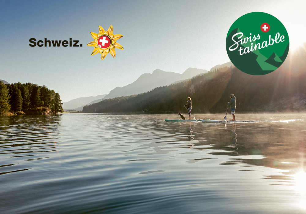 Zwei Menschen auf Stand Up Paddle auf dem Wasser