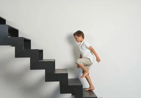 21717 junge auf treppe gi 106352164 1000x700