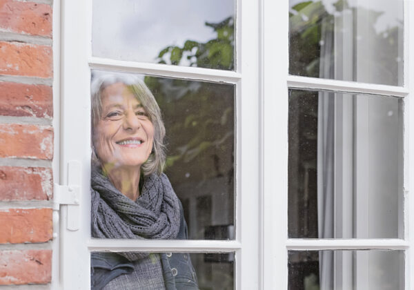 PK Vorsorge ältere Frau Fenster von aussen