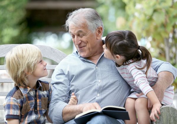 23073 grossvater mit zwei enkeln br