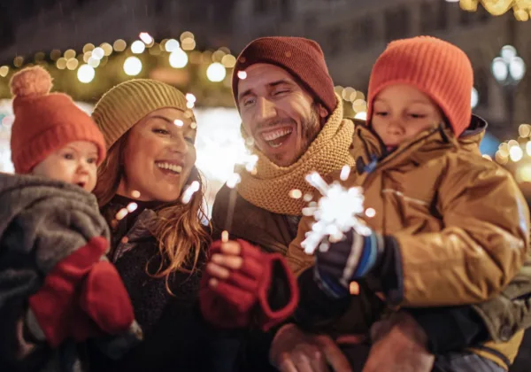24078 familie weihnachtsmarkt istock 1193602703 web
