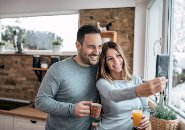 PK junges Paar Handy Wohnung