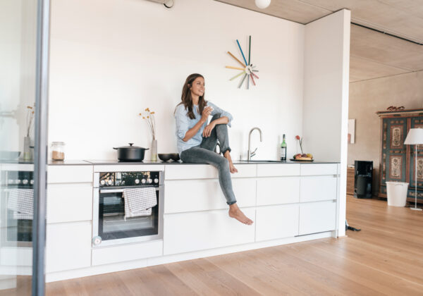 PK Finanzieren Modernisieren Frau Küche