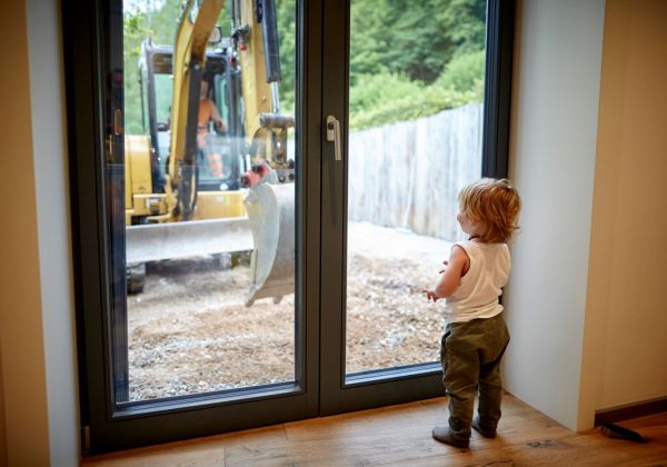 Kind fenster bagger gettyimages 687096598