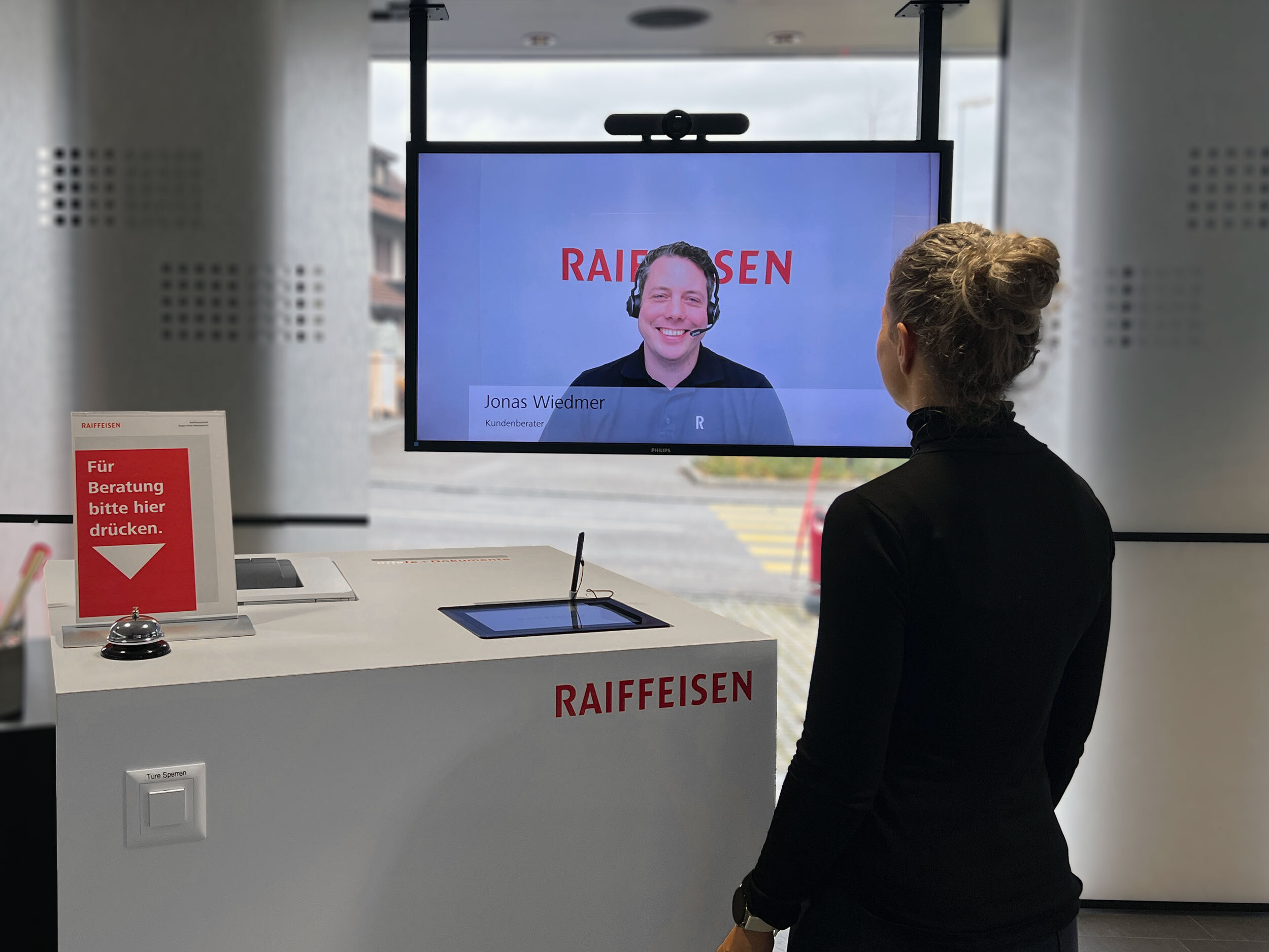 Videoempfang in Gipf-Oberfrick mit einer weiblichen Person am Schalter