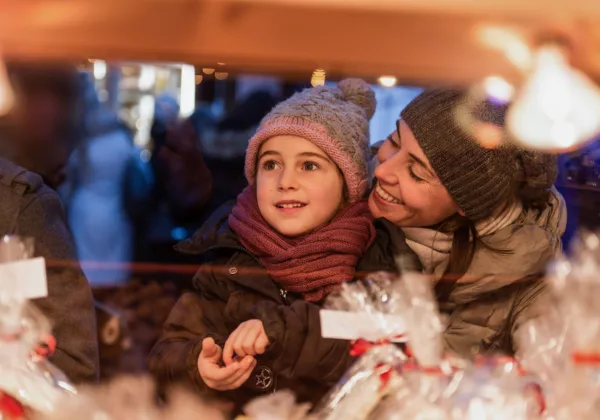 24079 mutter kind weihnachtsmarkt istock 527477307 br web