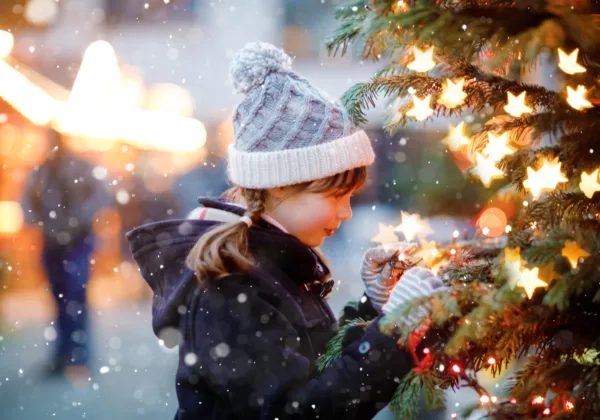 Kind weihnachtsbaum adobestock 374715245