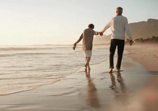 Mann Frau am Strand älteres Paar