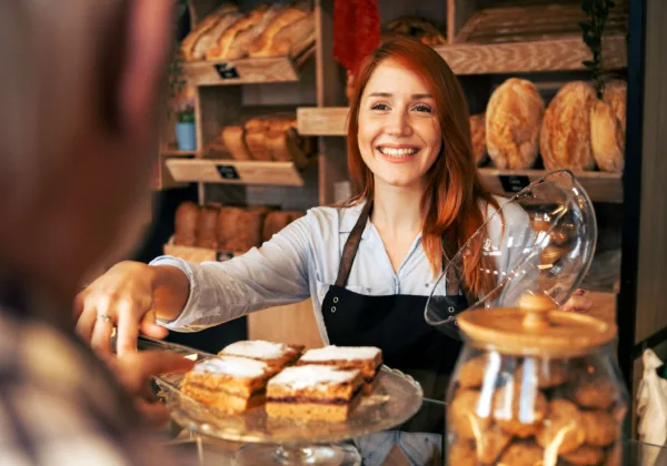 Getty Images 1309406024 Frau Bäckerei