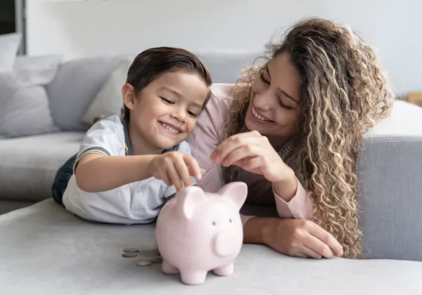 Mutter Kind Geld Sparschwein