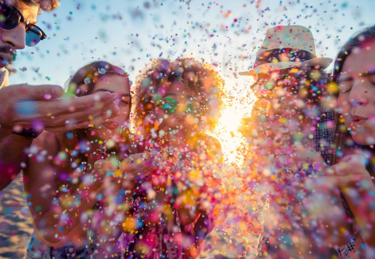 Junge personen konfetti gettyimages 1298187102