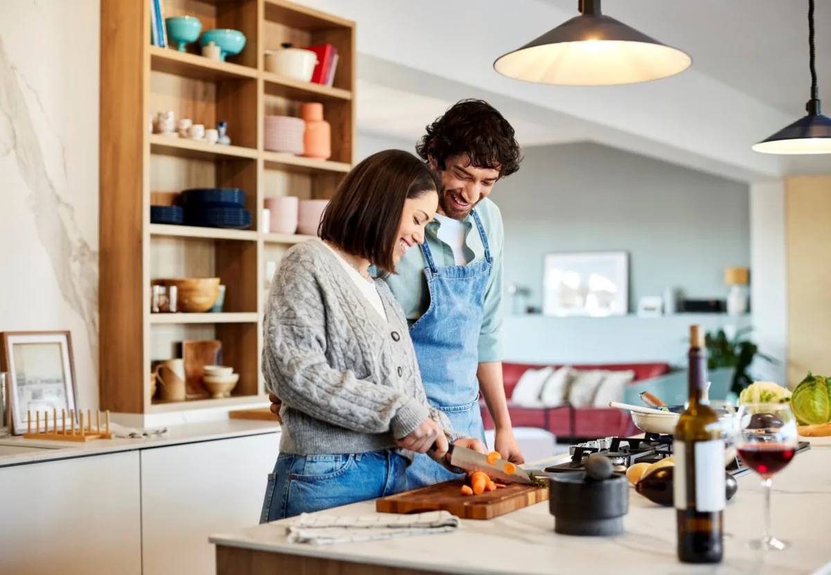 Paar kochen wohnen gettyimages 1313143128