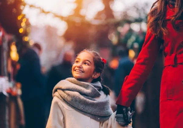 Kind mit mutter weihnachtsmarkt web