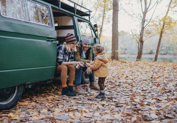 Keyvisual vorsorgebarometer 2024 herbst familie bus