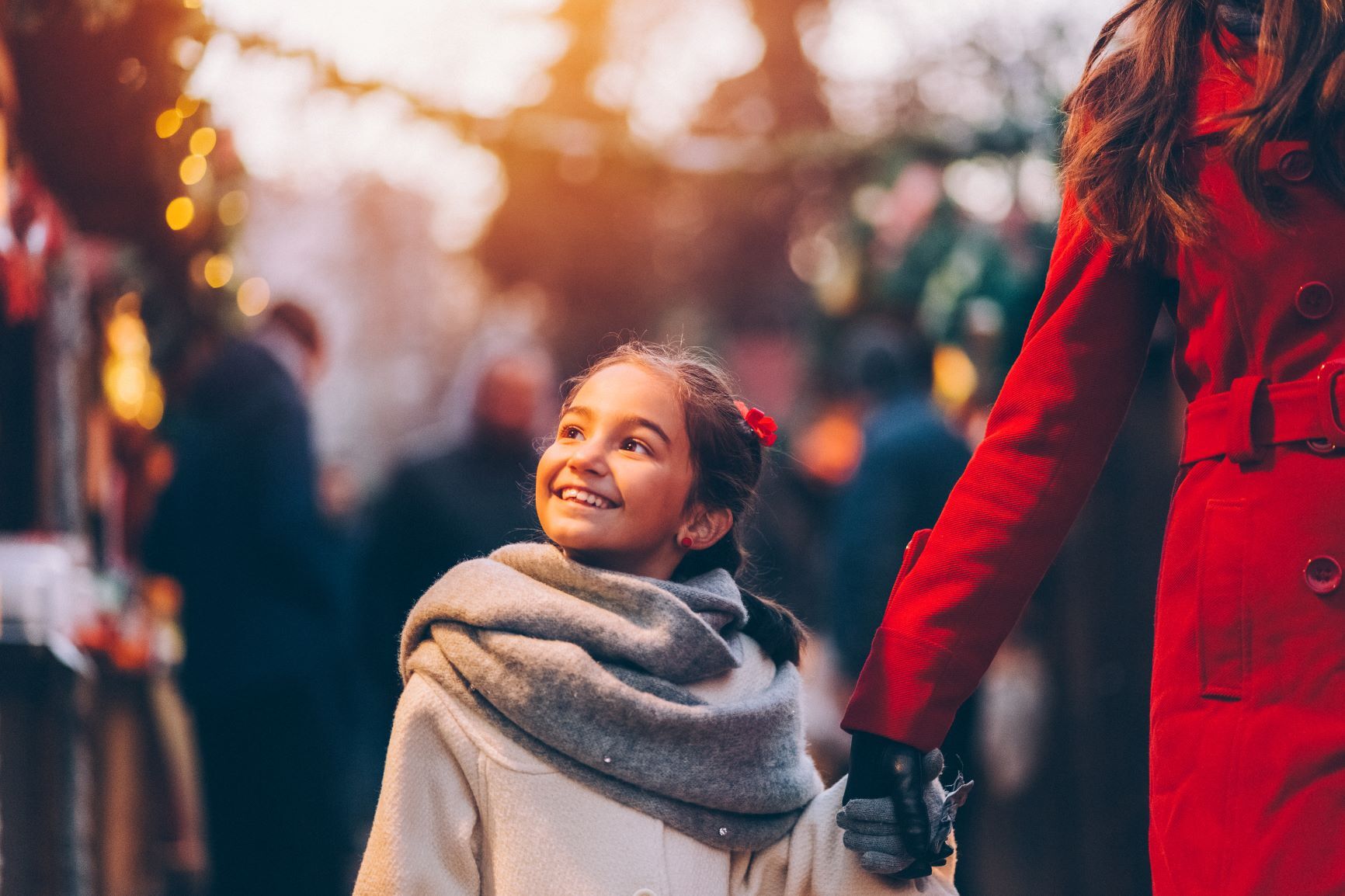 Kind mit Mutter an Weihnachtsmarkt