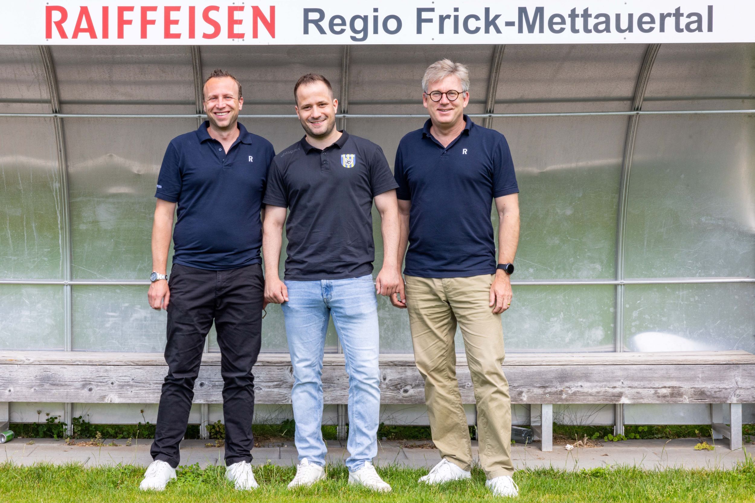 Reto Waldmeier, Marco Boss und Marc Jäger bei der Vertragsverlängerung auf dem Fussballfeld des FC Fricks