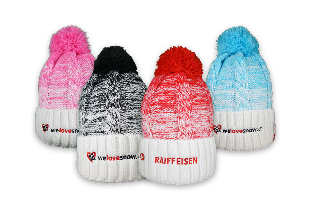 Raiffeisen Skimützen in den Farben rosa, schwarz, rot, hellblau